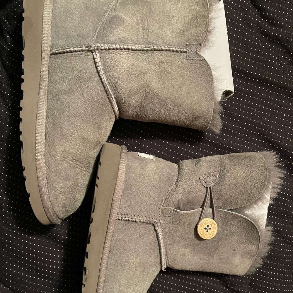 Ugg Bailey Button Size 4 - image 3
